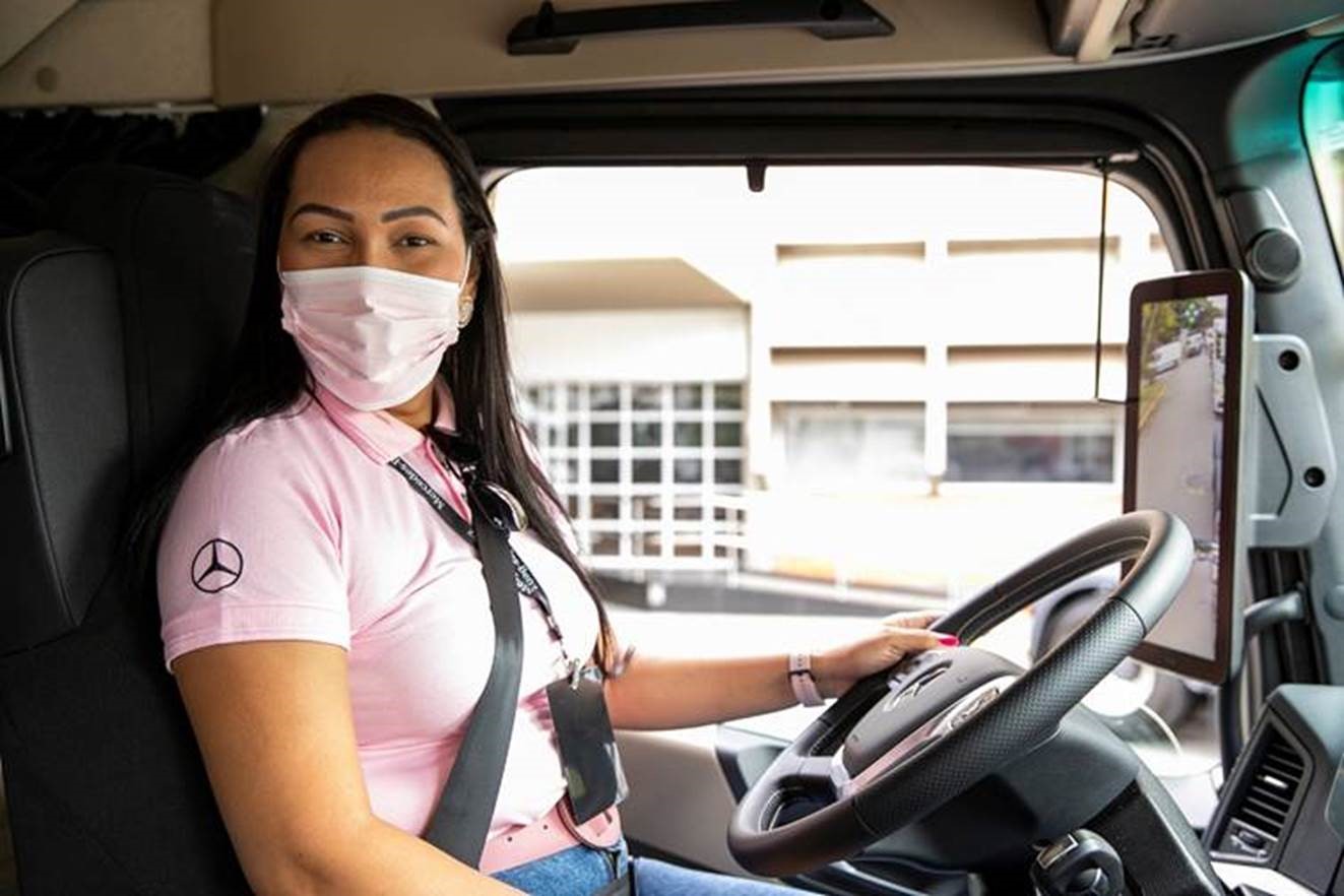 Mercedes-Benz celebra a transformação da vida de 30 mulheres que sonham ser  caminhoneiras - MOVENEWS