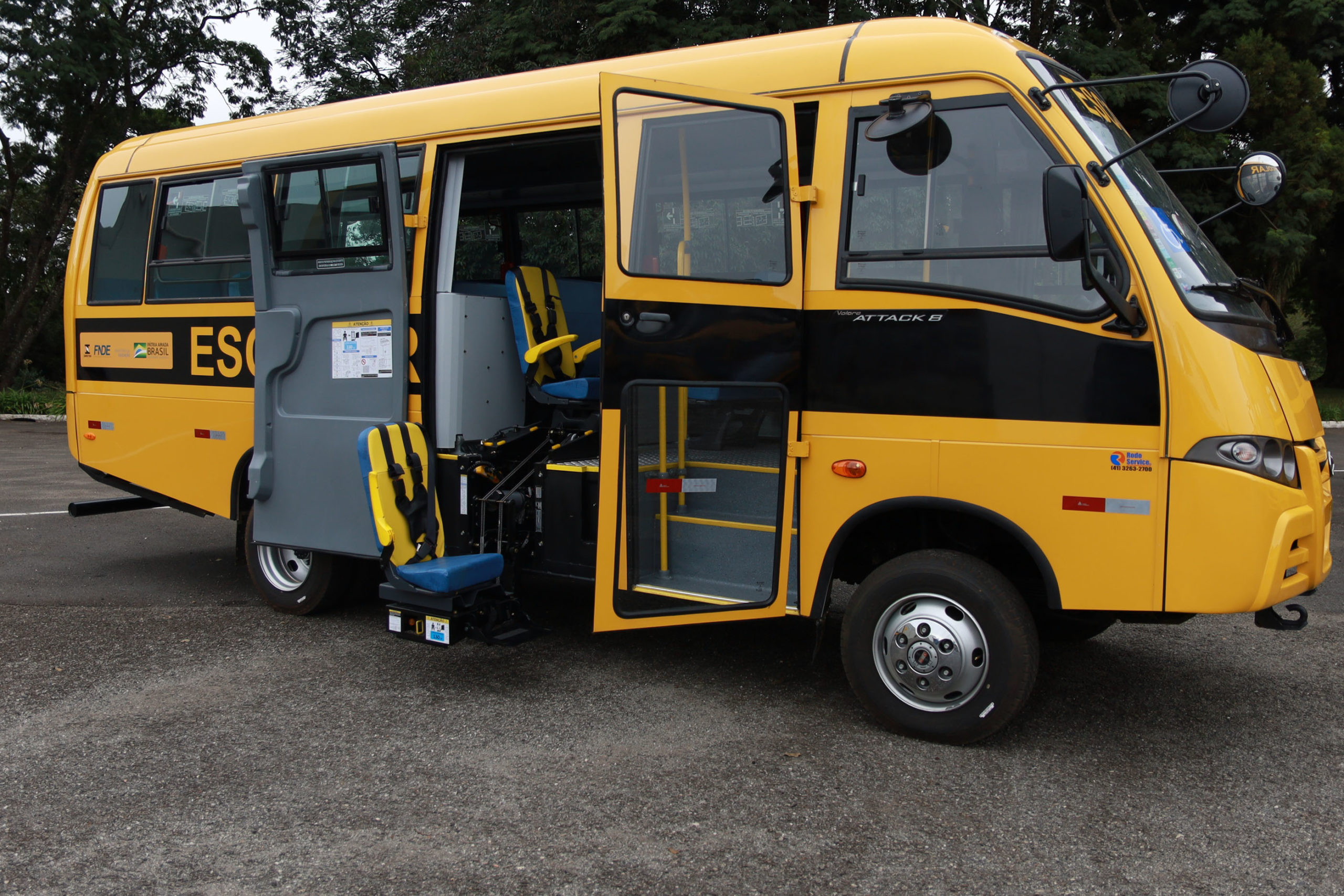 Micro-ônibus que transportava crianças para a escola sai da pista