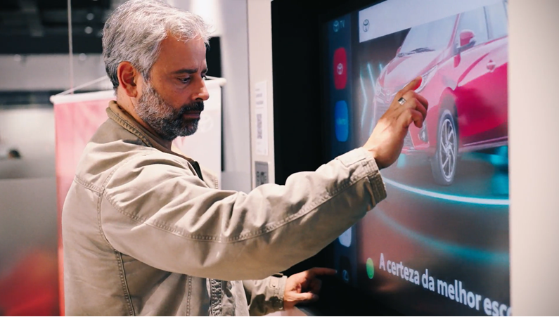 Toyota transforma a experiência nas concessionárias com projeto de digitalização e inovação, em parceria com a Samsung