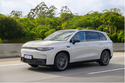 Leapmotor lança adaptador V2L que transforma seus carros em fonte portátil de energia